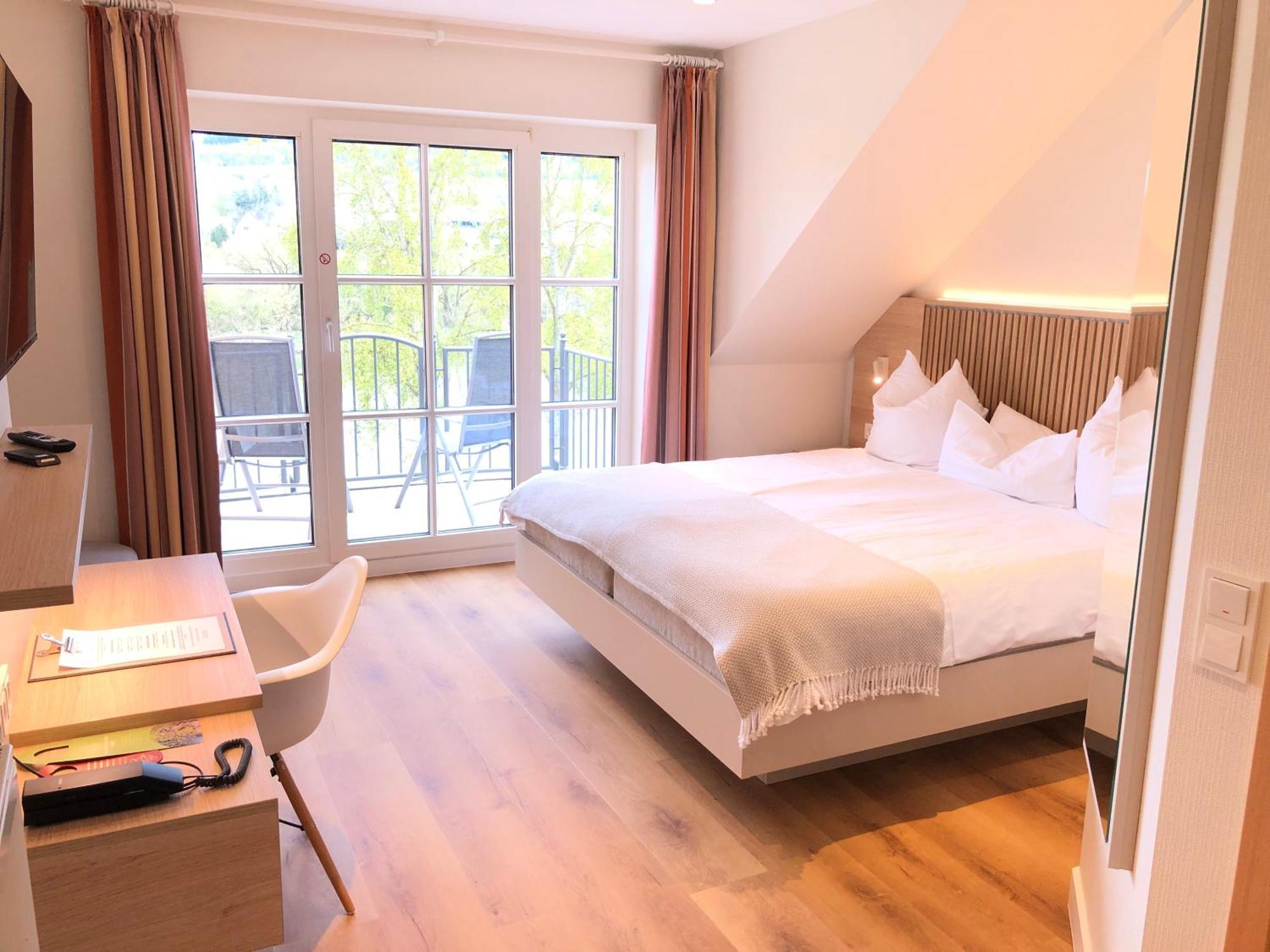 Hotel Zur Traube Ürzig Esterno foto